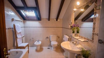 Superior Apartment, 1 Bedroom | Bathroom | Bathtub, free toiletries, hair dryer, towels