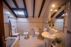 Superior Apartment, 1 Bedroom | Bathroom | Bathtub, free toiletries, hair dryer, towels