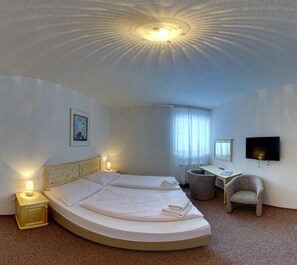 房內夾萬、書桌、遮光窗簾/窗簾、嬰兒床 (收費)