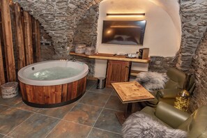 Deluxe Suite, Hot Tub | 1 bedroom, in-room safe, desk, soundproofing