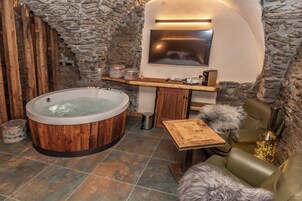 Deluxe Suite, Hot Tub | In-room safe, desk, soundproofing, cribs/infant beds