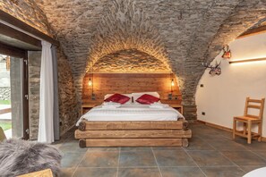 Deluxe Suite, Hot Tub | 1 bedroom, in-room safe, desk, soundproofing