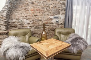 Suite Deluxe, bañera de hidromasaje | Caja fuerte, escritorio, sistema de insonorización y cunas (de pago)