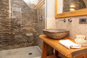 Family Suite | Bathroom | Shower, free toiletries, hair dryer, bidet - Hotel K2 (Sauze d'Oulx)