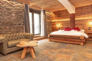 Family Suite | 1 bedroom, in-room safe, desk, soundproofing