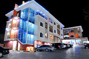 Fachada del alojamiento - Noche