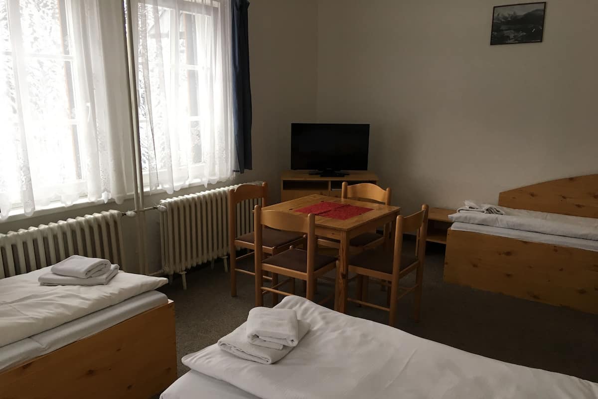 Vierbettzimmer | 1 Schlafzimmer, Verdunkelungsvorhänge, Babybetten, Bettwäsche