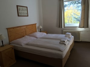 1 bedroom, blackout drapes, cribs/infant beds, bed sheets