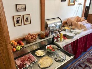 Free daily buffet breakfast  - Hotel Tři růže (Spindleruv Mlyn)