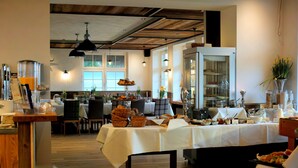 Breakfast buffet - Landhaus Grosses Meer (Sudbrookmerland)