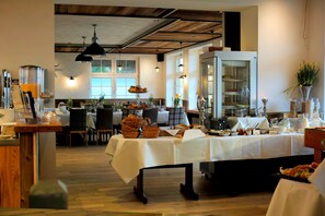 Free daily buffet breakfast - Landhaus Grosses Meer (Sudbrookmerland)