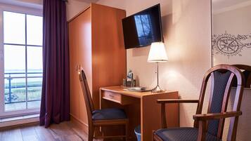 Doppelzimmer, Balkon, Seeblick (KZ) | Wohnbereich | Fernseher