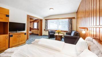 Escrivaninha, berços (sobretaxa), camas extras/dobráveis (sobretaxa)