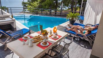 Pillowtop-patjalliset sängyt, tallelokero huoneessa, työpöytä