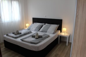 Colchones con pillow-top y caja de seguridad en la habitación 