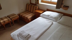 Chambre triple | Coffre-fort, bureau, lit de bébé (supplément), accès au Wi-Fi (inclus)