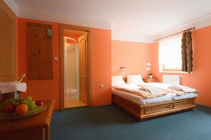 Zimmersafe, Schreibtisch, Babybetten, kostenloses WLAN