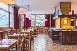 Breakfast area - Hôtel Les Arolles (Les Allues)
