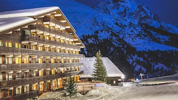 Majoituspaikan julkisivu illalla/yöllä