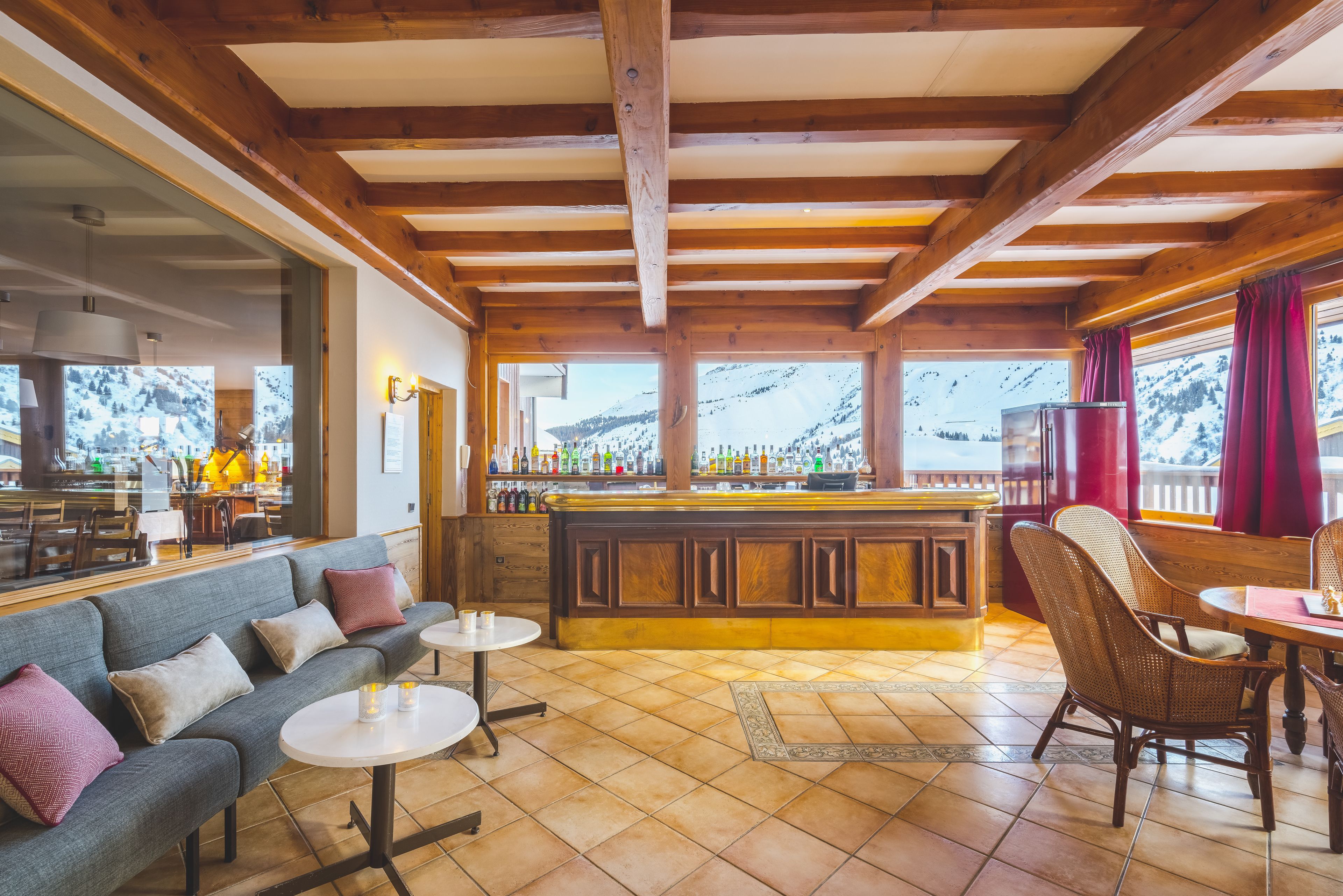 Bar (trong khuôn viên)