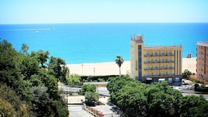 Un hotel con vista a la playa y al mar.