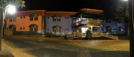 Vista frontal de la propiedad