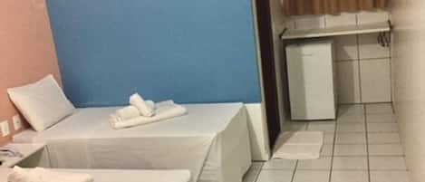 Chambre Triple Standard | Ameublement personnalisé, rideaux occultants, Wi-Fi gratuit