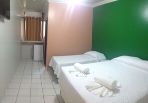 Habitación triple superior | Muebles diferentes, cortinas blackout y wifi gratis 