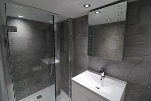 Cottage dành cho gia đình, phòng tắm dùng chung | Phòng tắm | Buồng tắm vòi sen
