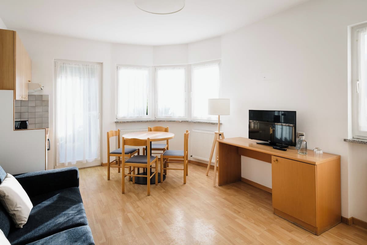 Apartamento, terraza | Zona de estar | Televisión LCD de 32 pulgadas con canales digitales, una televisión