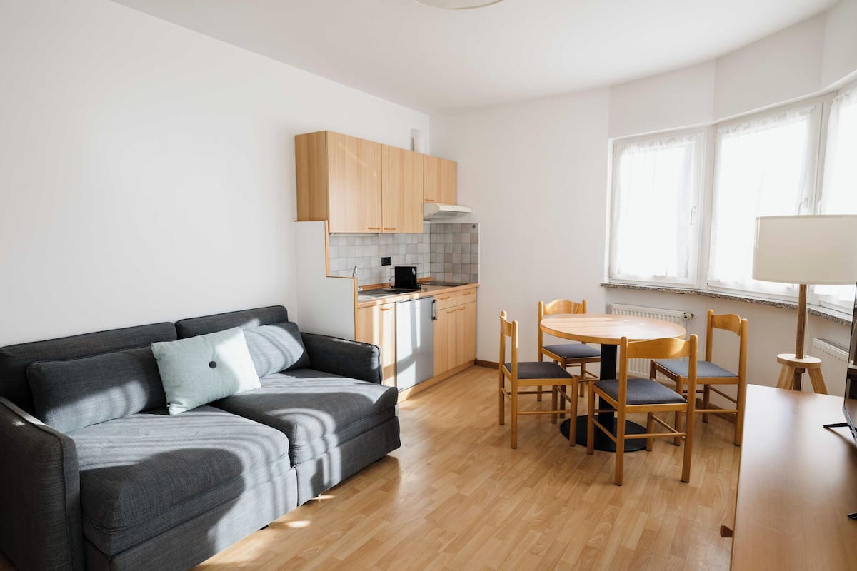 Apartamento, balcón | Zona de estar | Televisión LCD de 32 pulgadas con canales digitales, una televisión