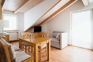 公寓, 阳台 | 起居区 | 32-英寸液晶电视 (配备数码频道)、电视