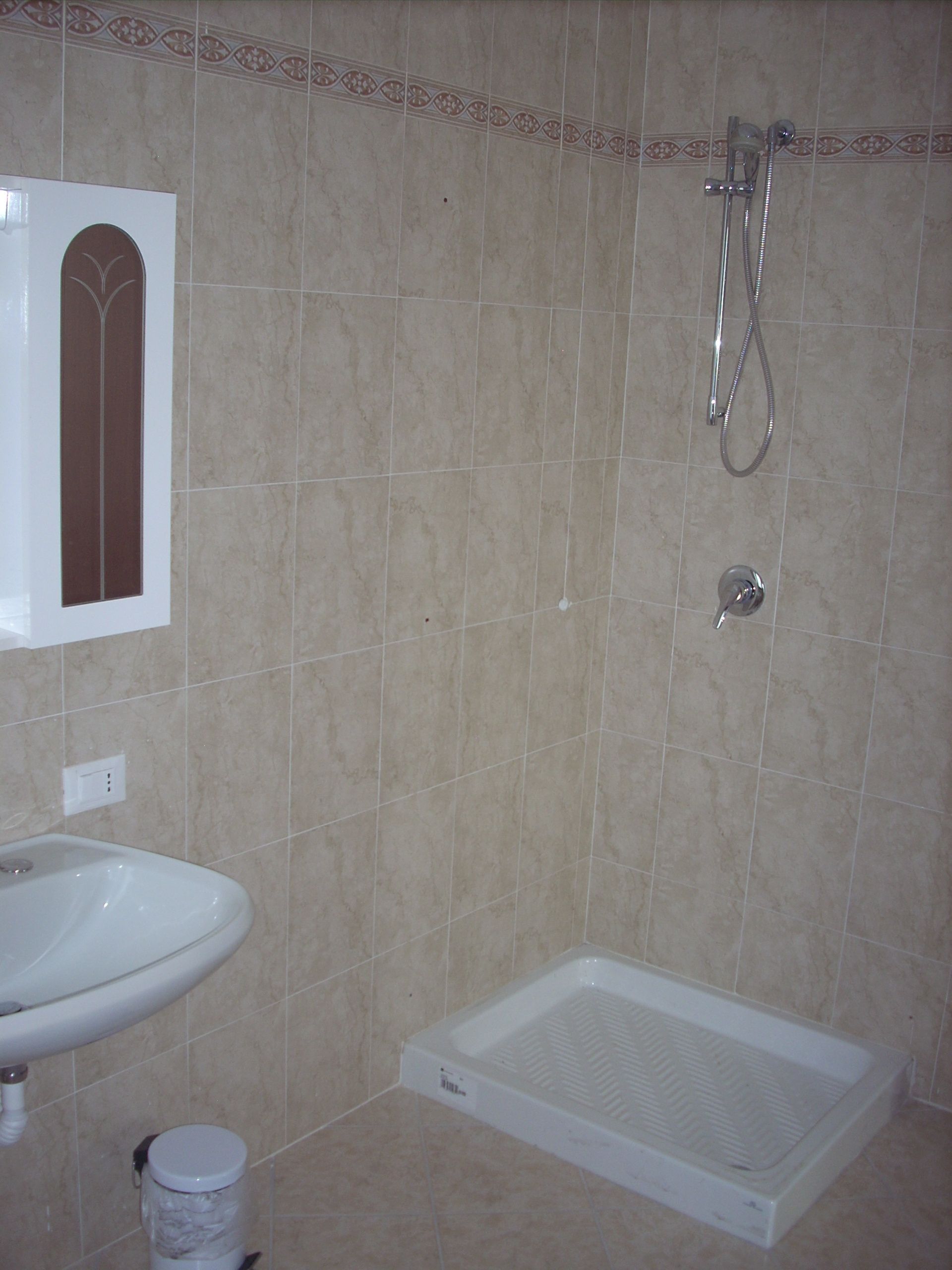 Un baño con lavabo, ducha e inodoro.