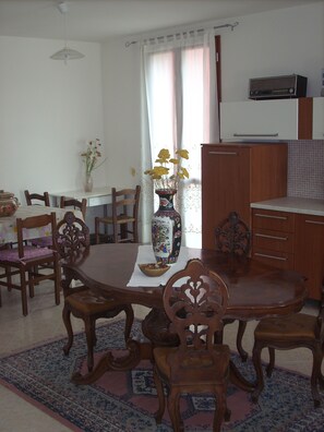 标准房 | 早餐区 | 每日供应欧陆式早餐（每人 EUR 7）