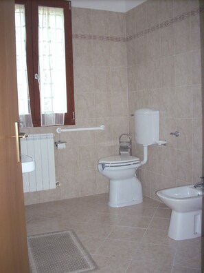 Standard Room | Bathroom | Shower, hair dryer, bidet, towels - B&B da Toni (Taglio di Po)