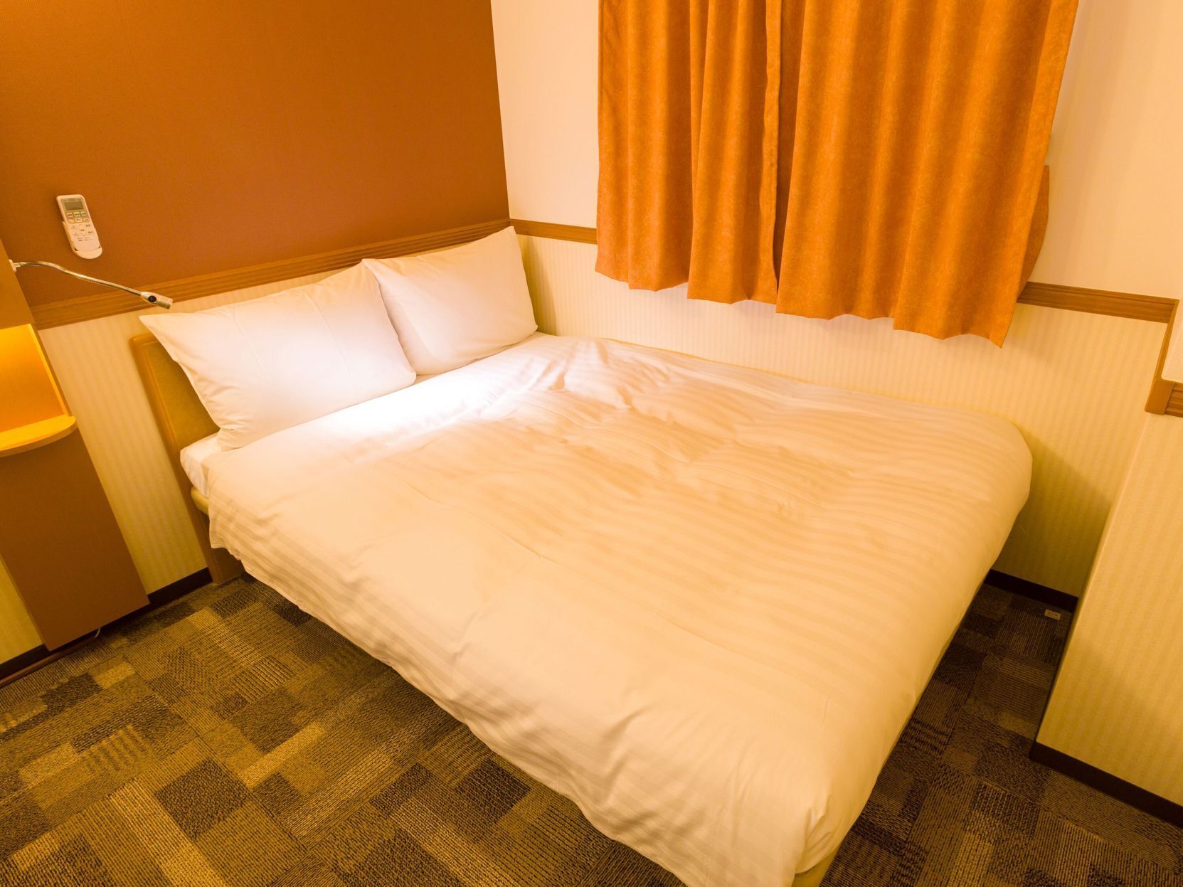 Desk, laptop workspace, free WiFi, bed sheets