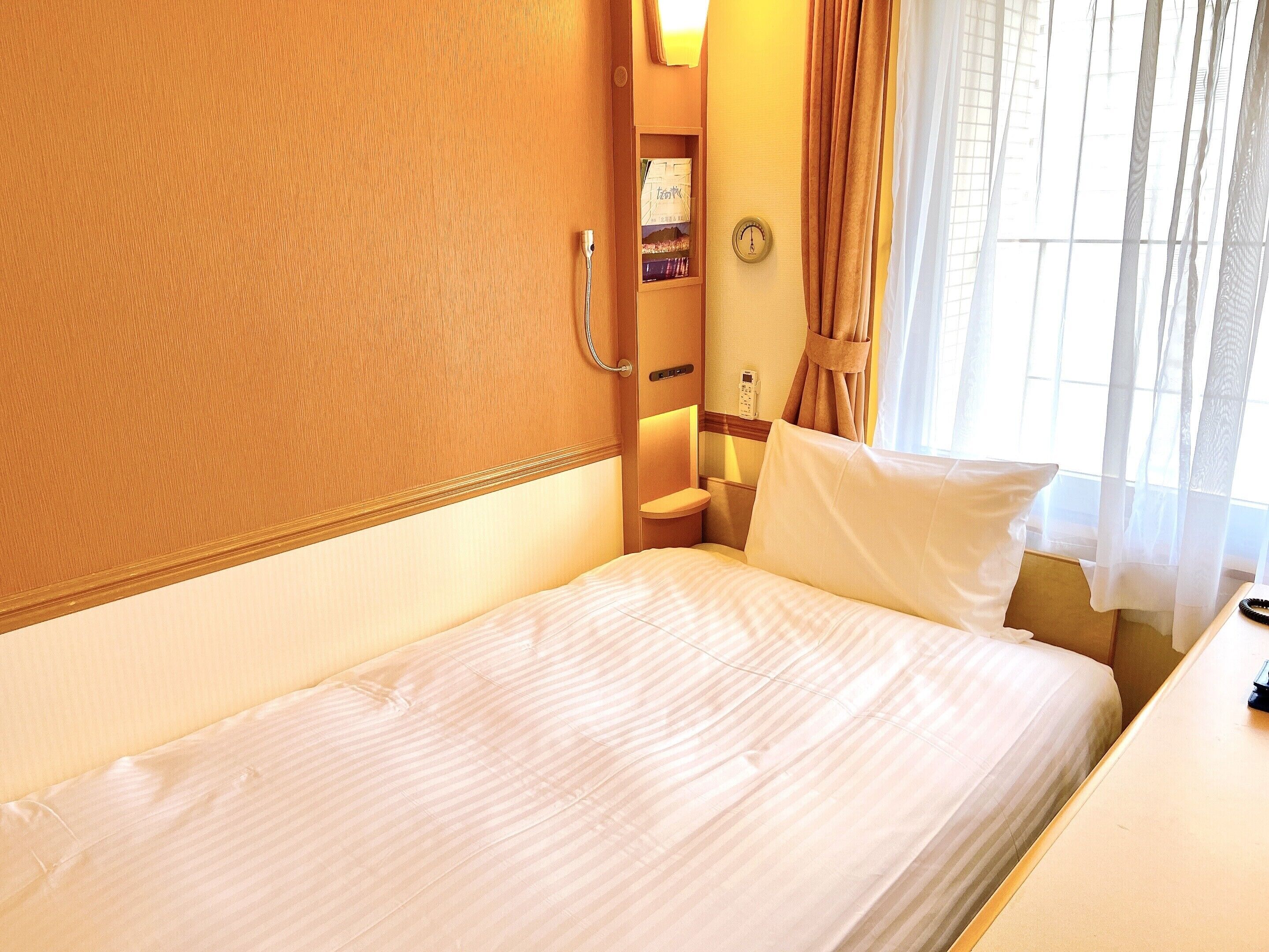 separate twin room, smoking | desk, laptop workspace, free wifi, bed sheets