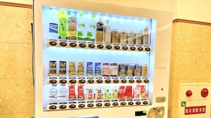 Máquina expendedora con diferentes bebidas y aperitivos.