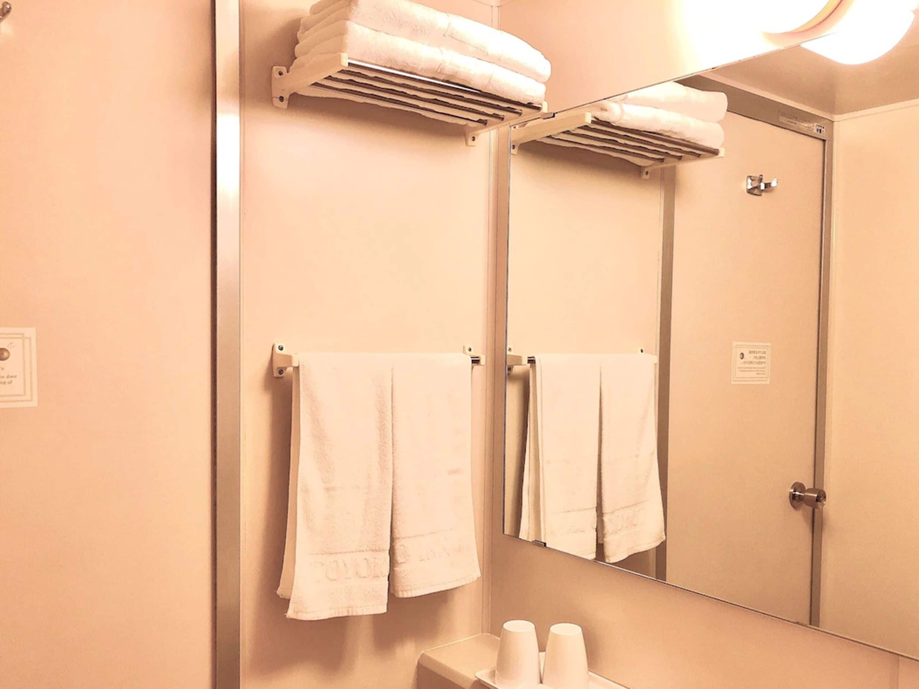 combined shower/bathtub, slippers, bidet, towels