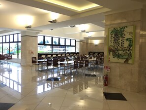 含每日吃到飽早餐