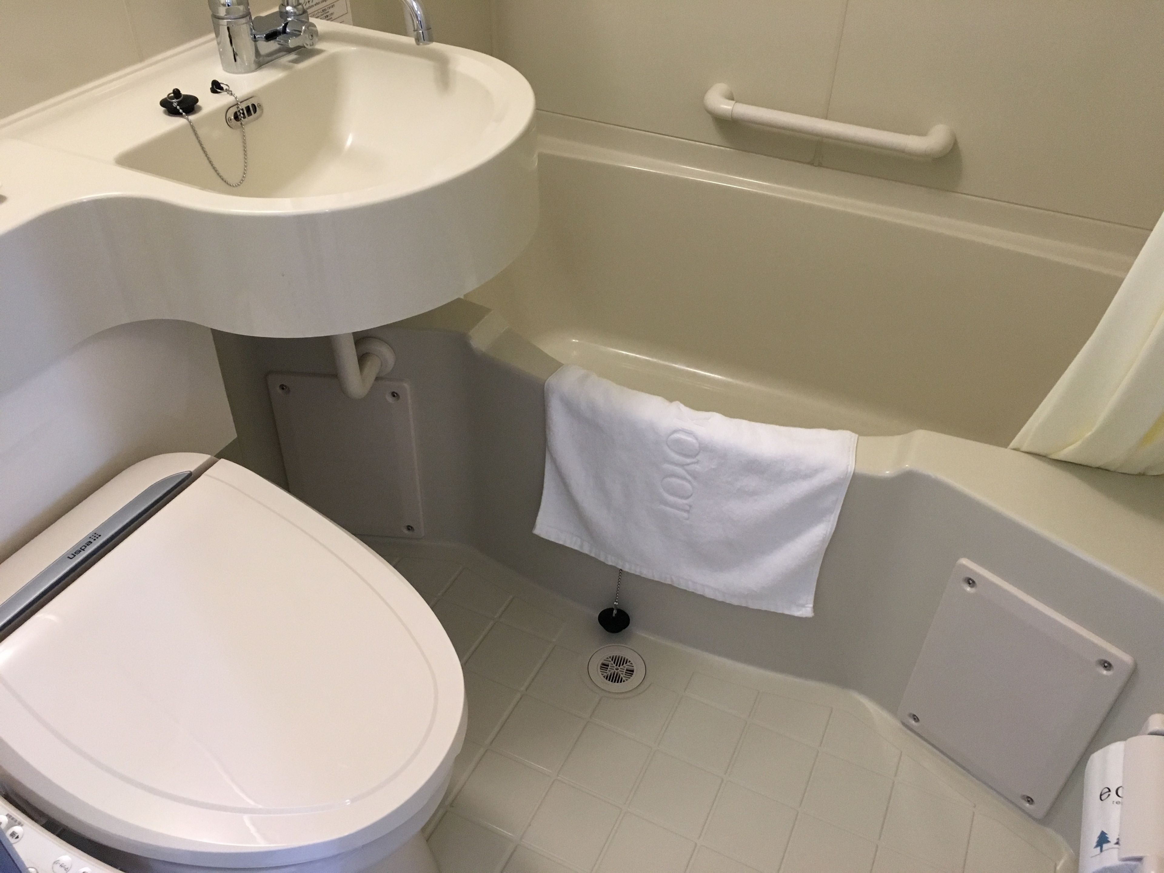 combined shower/bathtub, free toiletries, slippers, electronic bidet