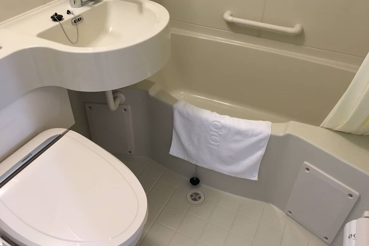 combined shower/bathtub, free toiletries, slippers, electronic bidet