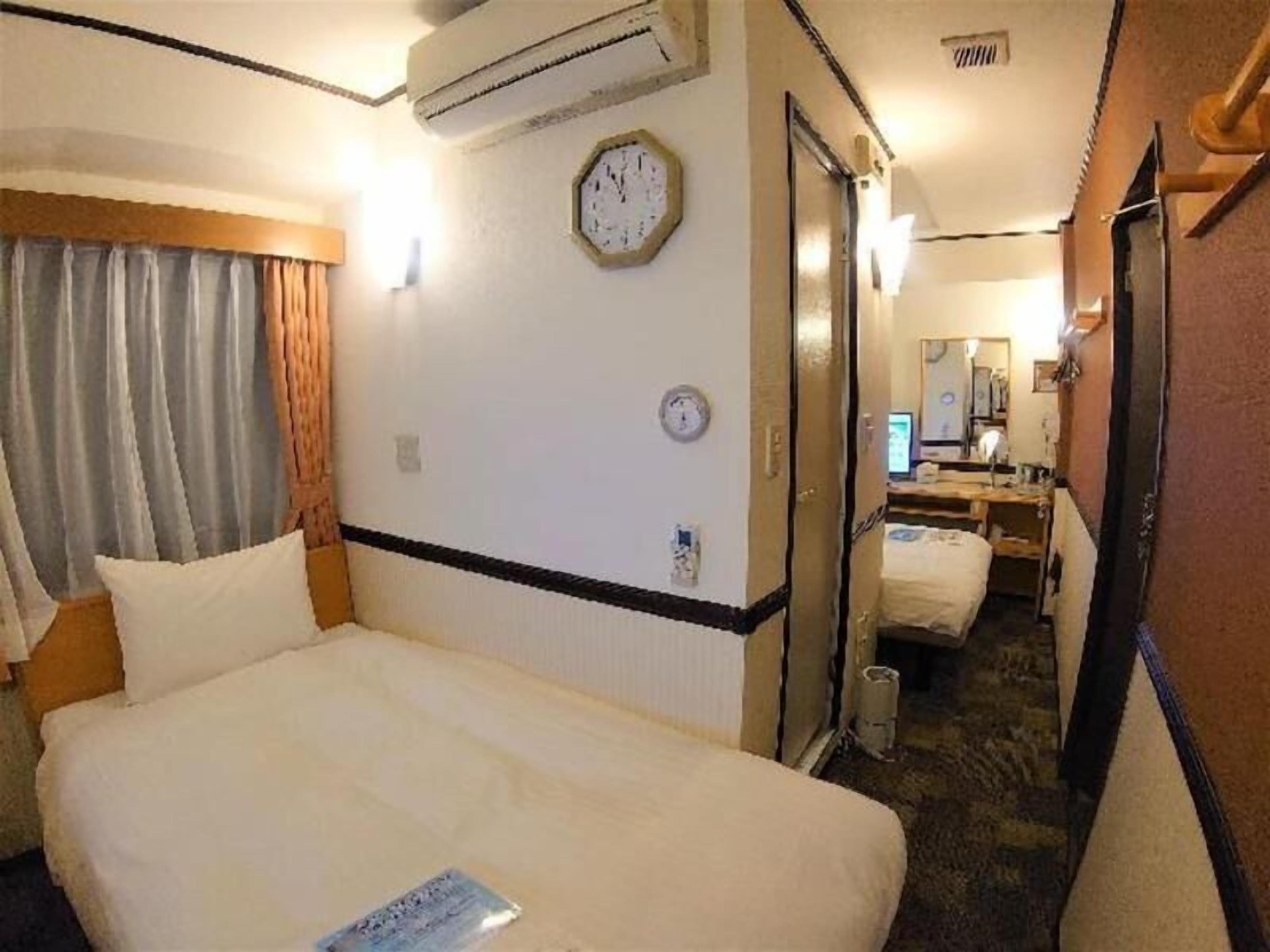 办公桌、熨斗/熨板、免费 WiFi、床单