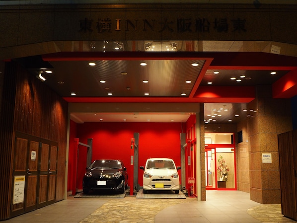 Self parking (JPY 1500 per night) - Toyoko Inn Osaka Semba Higashi (Osaka)