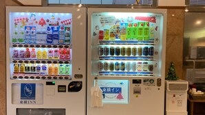 Two vending machines with various beverages and snacks. - Toyoko Inn Shin Yokohama Station Shinkan (Yokohama)