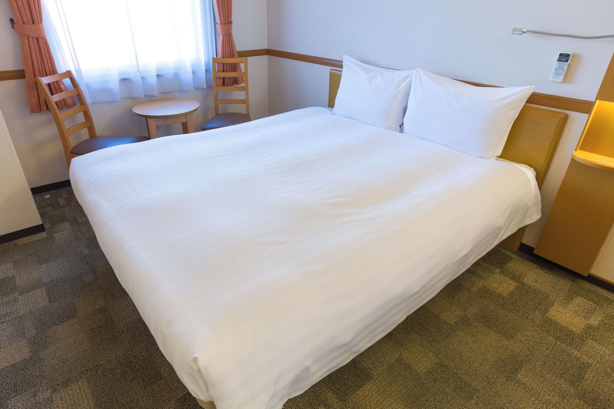 Työpöytä, kannettavalle tietokoneelle sopiva työtila, ilmainen Wi-Fi