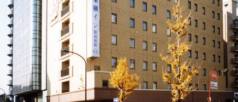 Un edificio de hotel de varios pisos con un cartel que indica que es un hotel.