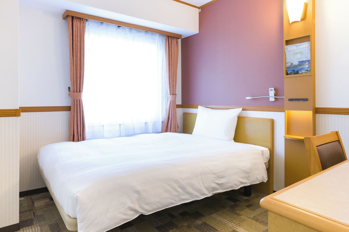 Työpöytä, kannettavalle tietokoneelle sopiva työtila, ilmainen Wi-Fi