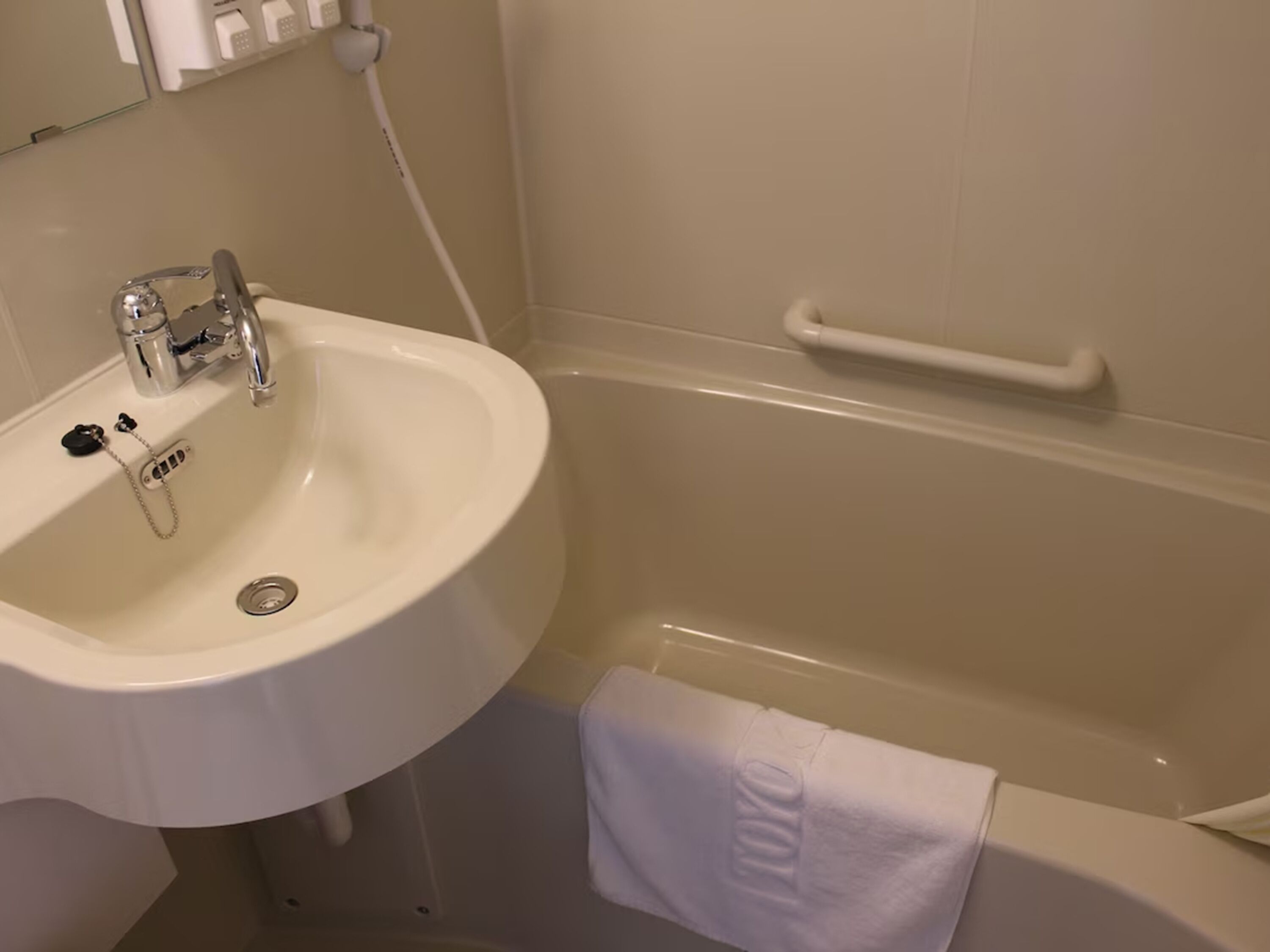 combined shower/bathtub, free toiletries, slippers, electronic bidet