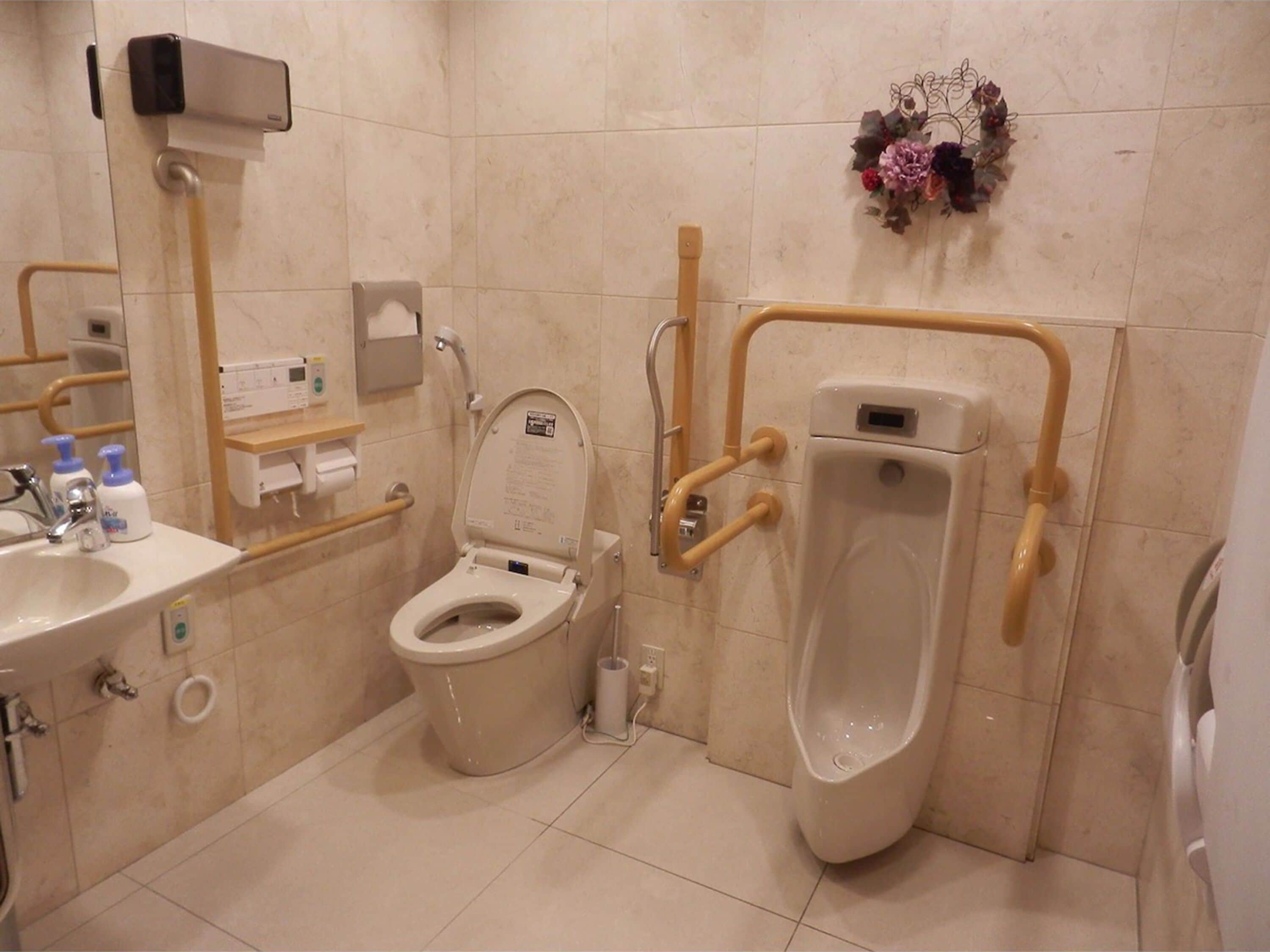 combined shower/bathtub, free toiletries, slippers, electronic bidet